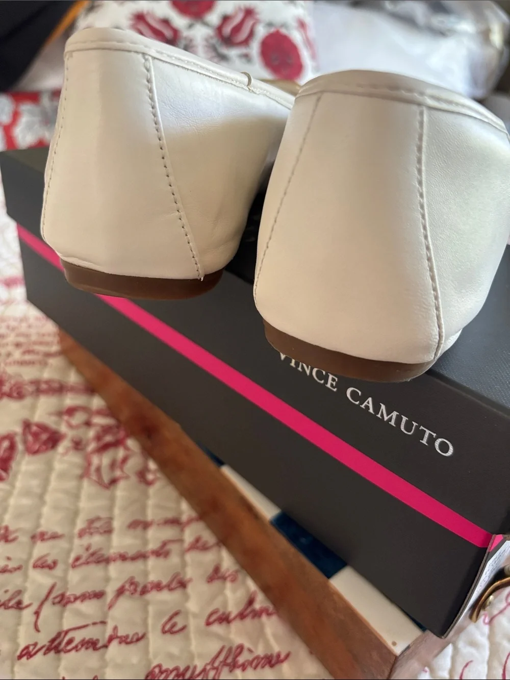 Vince Camuto Ivory Leather VIRNA Flats with Gold Hardware SZ 10M (Like New)